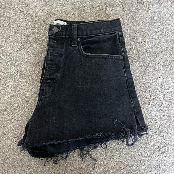 Abercrombie & Fitch High Rise Mom Short Black Distressed Hem Size‎ 27/4 - Picture 1 of 8